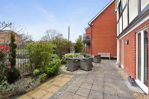 07-7651GCMCS - 22 Mountbatten House - Garden 2 -Or