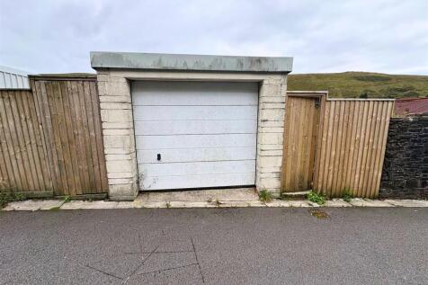 Garage c (edit).jpg