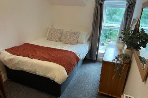 Cozy and well-maintained double bedroom featuri...