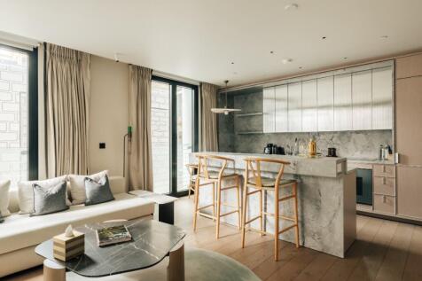 Living &amp; kitchen