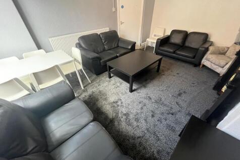 7-bed house on Chestnut Avenue, Hyde Park, Leeds LS6 1AZ, £3,220/mo