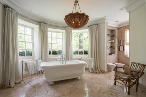 10 bed, 10 bath Detached in London - Photo 27