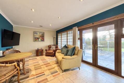 5 bed, 3 bath Detached Bungalow in Glasgow - Photo 10