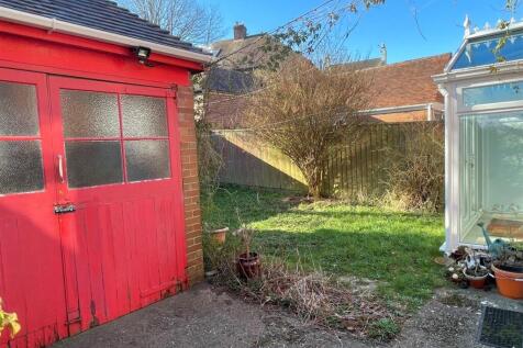 Garage &amp; Rear Garden