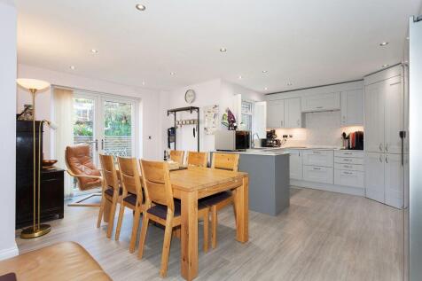 FAMILY DINING KITCHEN 