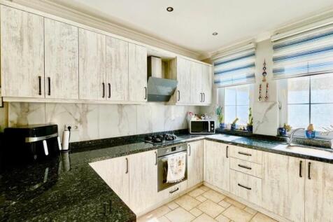 Fully Fitted Kitchen