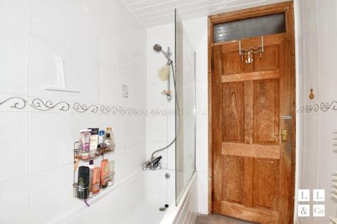 BATHROOM (FIRST FLOOR)