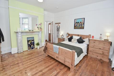 Bright, well-presented double bedroom with wood...