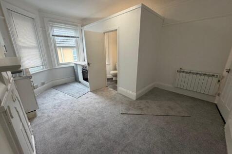 Studio flat on Methuen Close, Bournemouth, £900/mo