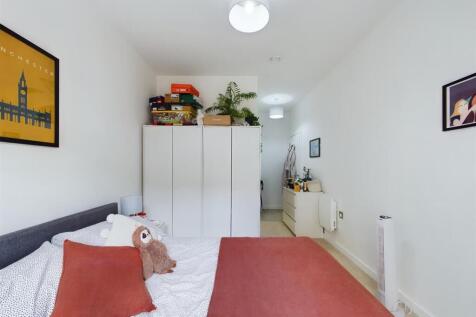 CAM01231G0-PR0038-STILL010