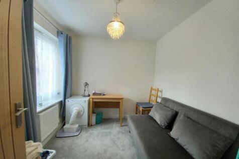 1 Curlew Drive Bed 4.jpg