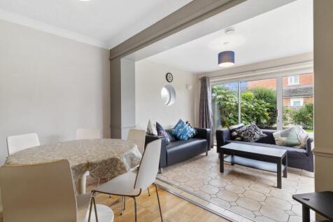 Available Sept 2027- 6 Rooms - Wallcroft Close photo 3