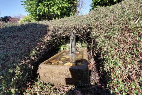 GARDEN WATER FEATURE