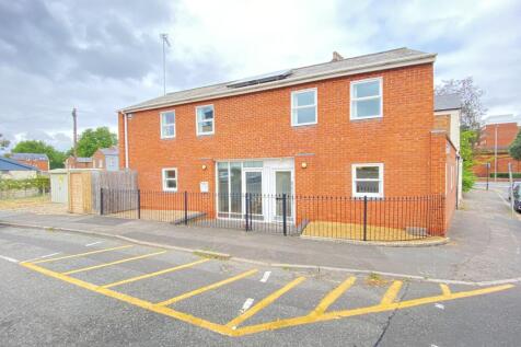 6-bed terraced on 12 Station Approach, Leamington Spa, £4,270/mo