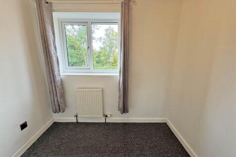 Harewood Drive, Royton photo 4