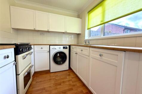 Frampton Close, Eastleaze, Swindon, Wiltshire, SN5 photo 4