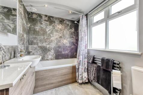 40 Cranmere Avenue-bed1 ensuite.jpg