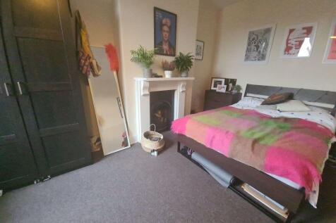 A cozy double bedroom featuring a neatly made b...