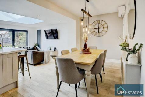 Kitchen/ Dining Room