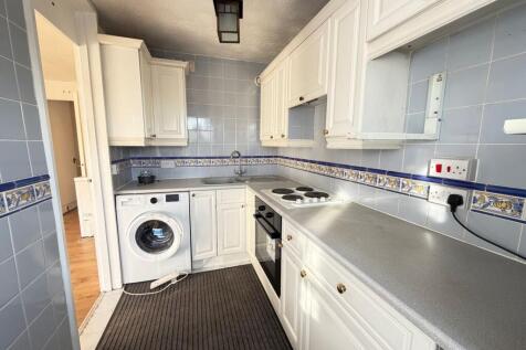 Whitley Close, Stanwell, Staines-upon-Thames, TW19 photo 4