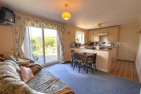 Spacious Dining Kitchen 821