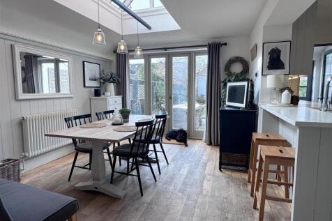 Breakfast Area - Kitch main 1.JPG