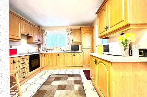 FITTED KITCHEN
