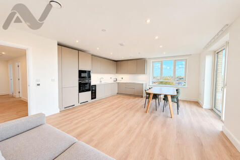 Mill House, 36 Rose Square, Twickenham,  London, TW2 7GL photo 2
