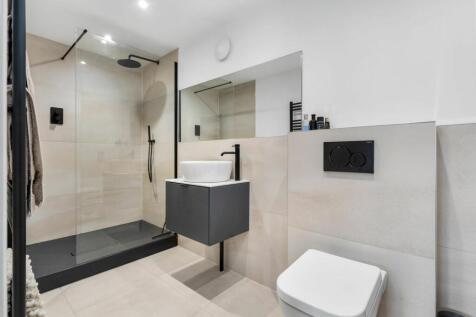 Principal Bedroom En-Suite