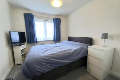 1 Curlew Drive Bed 3.jpg