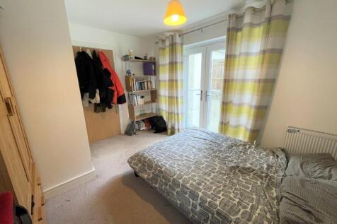 Bedroom 2 - Middle Floor.jpeg