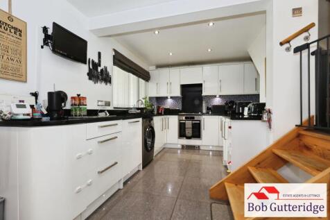 OPEN PLAN FITTED KITCHEN / DINING ROOM