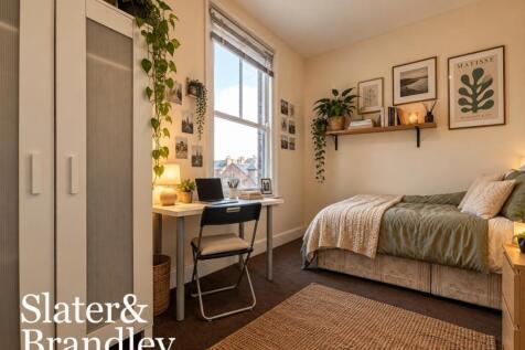 36_wide_angle_well_lit_interior_photo_of_a_cozy_mo