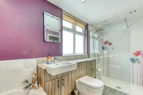 40 Cranmere Avenue-bathroom2.jpg