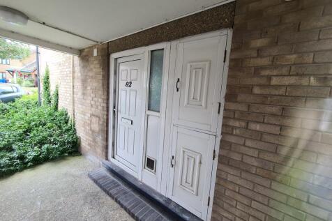 3-bed flat on Mousehold Street, £1,976/mo