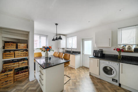 1372311-9-68f8ba9...