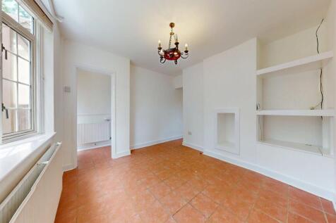 Alderton Hall Lane, Loughton, IG10 photo 3