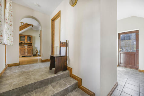 SIDE ENTRANCE HALLWAY