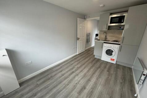 Feltham Road, Ashford, TW15 photo 2