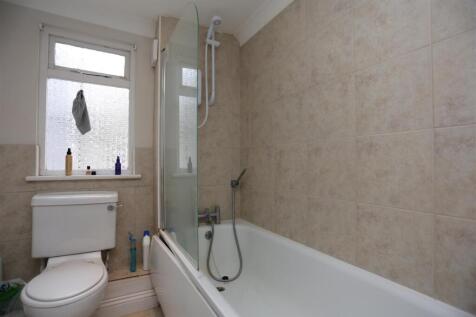 4, 69-70 East Street Bathroom.JPG