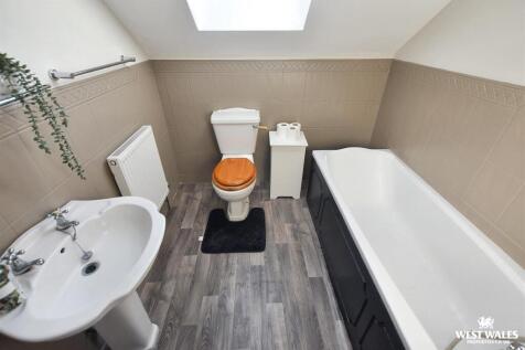 4 - 2025-09-28T204704.610.jpg