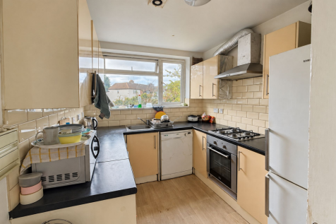 Winton Gardens, Edgware, HA8 photo 2
