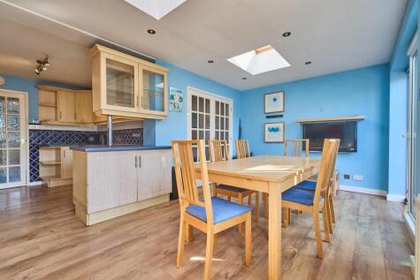 L shaped kitchen diner to rear