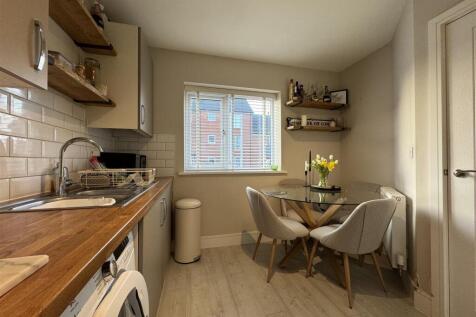 Apple Tree Close, Norton Fitzwarren, Taunton photo 5