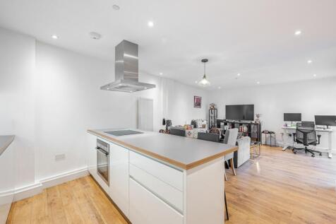 2-bed flat on VENN STREET, SW4, £2,950/mo
