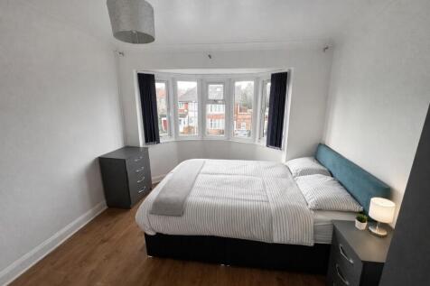 Bright, well-presented double bedroom with a ba...