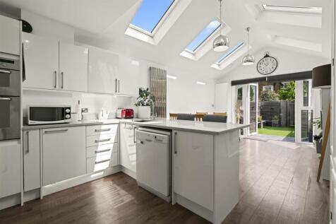 77 Castle Road TW7-32.jpg