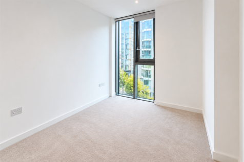 2 bedroom property in Eastfields Avenue, London photo 5