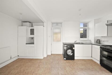 Caravelle Gardens, Northolt photo 4