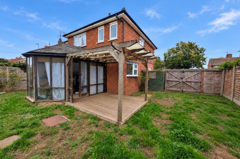 3-bed semi-detached on Parnell Close, Colchester, CO2, £1,400/mo